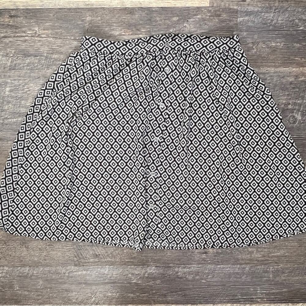 Loft black and white patterned A line skirt size 6 B157